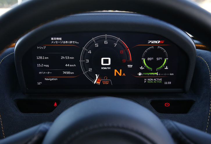 フル液晶表示のメータークラスター。センターにアナログデザインのエンジン回転計が配される。