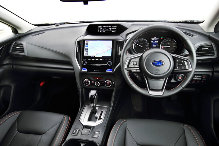 黒やグレーを基調としたインテリアの各所に、オレンジ色のステッチがアクセントとして入る。「XV」らしい遊び心やアクティブ感を表現したという。