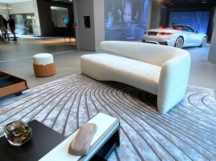 「ジョルジェッティ マセラティ・エディション」のソファ「セイドン」。Seidonとはギリシア神話におけるポセイドンの別名で、ローマ神話のネプチューン、すなわちマセラティのシンボルである三叉（さんさ）の矛の持ち主である。カーペット「ネオメリス」とともに。