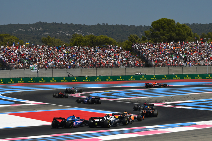 今季ベストタイの予選8位からスタートしたアルファタウリの角田裕毅（写真後ろから2番目）に、オープニングラップで不運が襲いかかる。オコンのアルピーヌ（同一番後ろ）にはじき出されるかっこうで2台は接触。角田はしばらく周回を重ねたものの、フロアのダメージが広がりリタイア。待望のマシンアップグレードで上位入賞の期待がかかっただけに悔しい結果となってしまった。一方、母国GPを迎えたピエール・ガスリーは、好調だったプラクティスから一転してグリップ不足に苦しみまさかの予選16位、他車の降格ペナルティーで14番グリッド。レースではハードタイヤでスタートし12位完走。（Photo=Getty Images / Red Bull Content Pool）