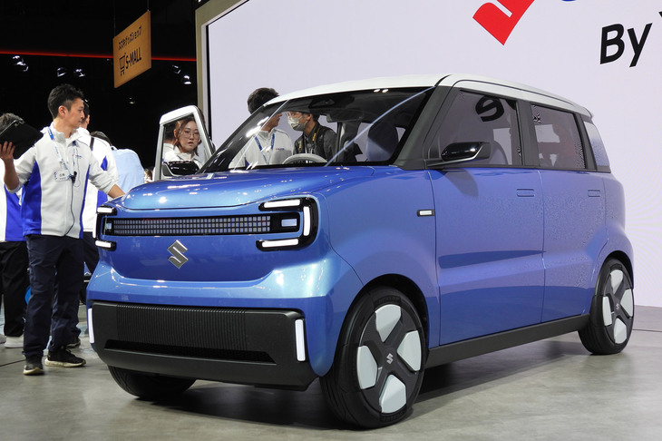 スズキが「ジャパンモビリティショー2025」で発表したコンセプトモデル「ビジョンeスカイ」。スズキは同車の市販版にあたる軽BEVを、2026年度に発売するとしている。