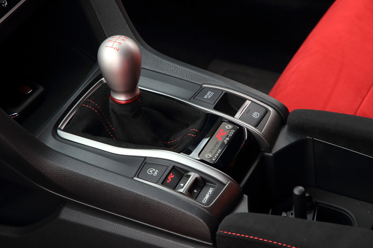 マイナーチェンジでティアドロップ形状に変更されたシフトノブ。素材はアルミニウム合金で、内部に90gのカウンターウェイトを入れることで、おさまりのよいシフトフィールを実現している。シフトレバー手前にはシリアルナンバー入りのプレートも装着される。