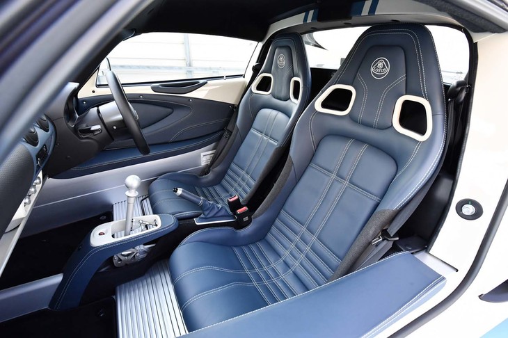 「エリーゼ」は2座のMRスポーツカーである。シートはヘッドレスト一体型のデザインでリクライニング機構は備わらない。