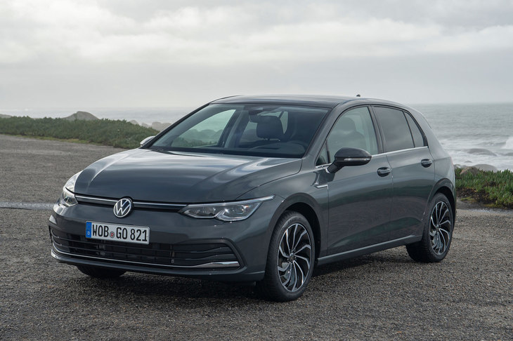 フォルクスワーゲンの基幹車種であり、Cセグメントのベンチマークとされる「ゴルフ」。誕生は1974年のことで、“エンジン横置きのFFハッチバック”という実用コンパクトの基礎を確立。あまたのフォロワーを生んだ。