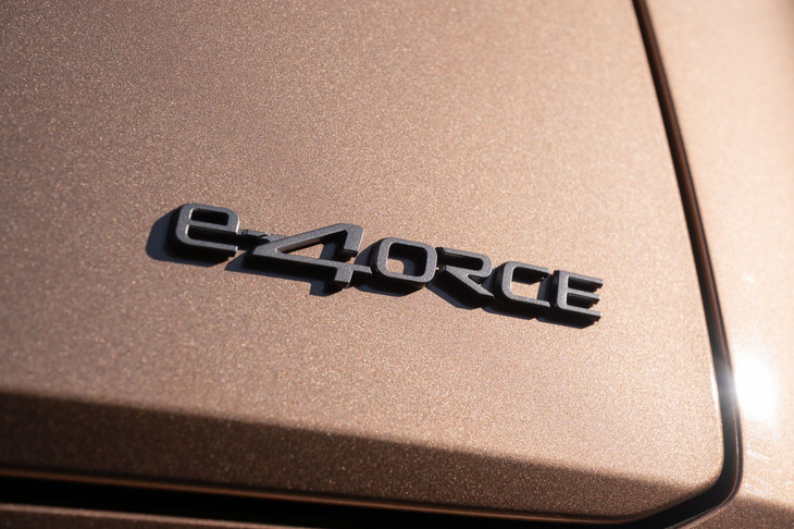 「e-4ORCE」の駆動方式は、最高出力218PS、最大トルク300N・mのモーターを前後に搭載した、2モーター方式の4WDだ。