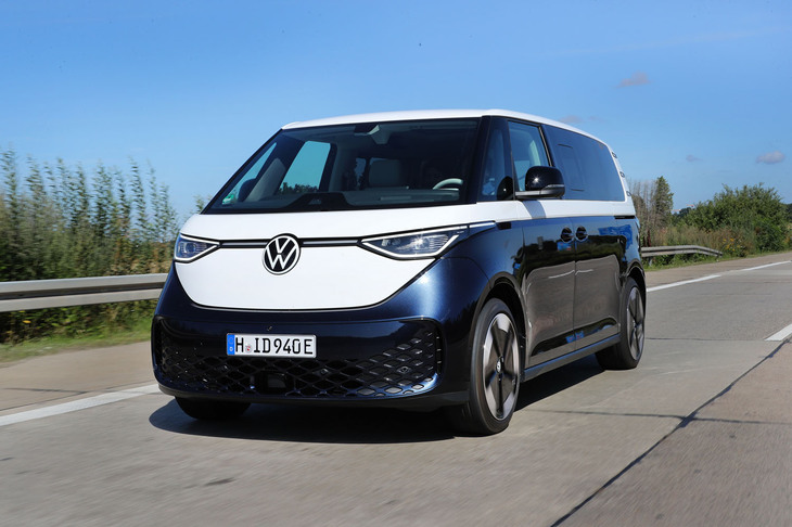 最高出力286PS、最大トルク550N・mを発生するモーターをリアに搭載し、後輪を駆動する「ID. Buzzプロ ロングホイールベース」。フォルクスワーゲン グループのEV専用プラットフォーム「MEB」が用いられている。