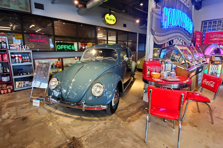 アメリカで独自の文化を形成することにも成功した「ビートル」。米西海岸を中心に“キャルルック（Cal Look）”や“キャルスタイル（Cal Style）”などと呼ばれるカーライフやカスタマイズも流行した。