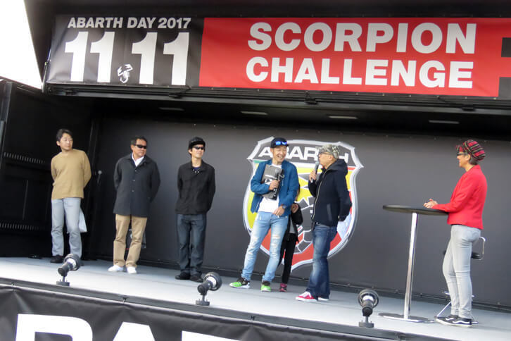 こちらは「アバルト オートテスト」の表彰式の様子。タイムのよかった上位3人と、“ブービー賞”のひとりが表彰された。