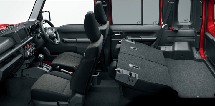 後席の背もたれを倒したところ。荷室とフラットにならないというか、なんとも中途半端なところまでしか倒せない。