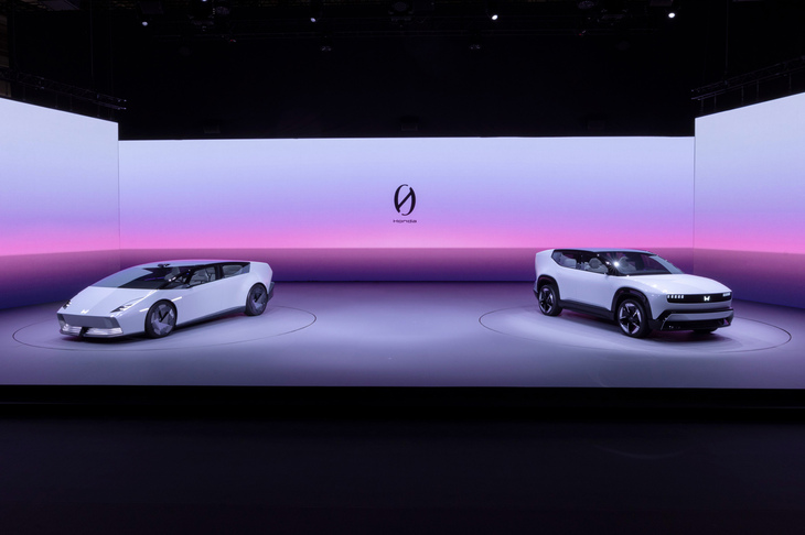 「CES 2025」で世界初公開された「Honda 0サルーン」（写真左）と「Honda 0 SUV」（同右）。いずれも2026年3月12日に、開発・販売中止が公式にアナウンスされた。