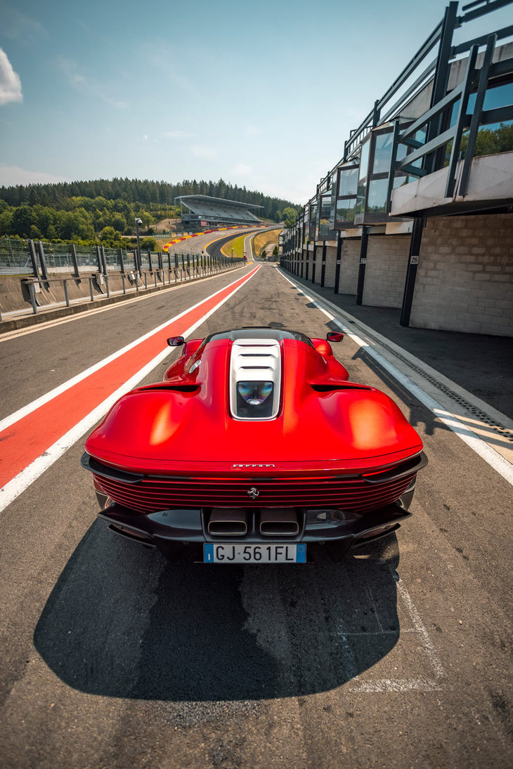 公式には往年のレースカーをモチーフにしたとされる「デイトナSP3」だが、大胆にフィンのあしらわれたリアビューなどは、1968年に発表されたショーモデル「P5」をほうふつとさせる。