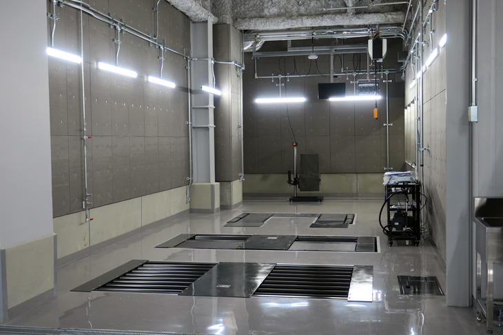 こちらは車検の検査ライン。板橋本店のサービス工場は、陸運支局に代わって車検を行える“指定工場”となっている。