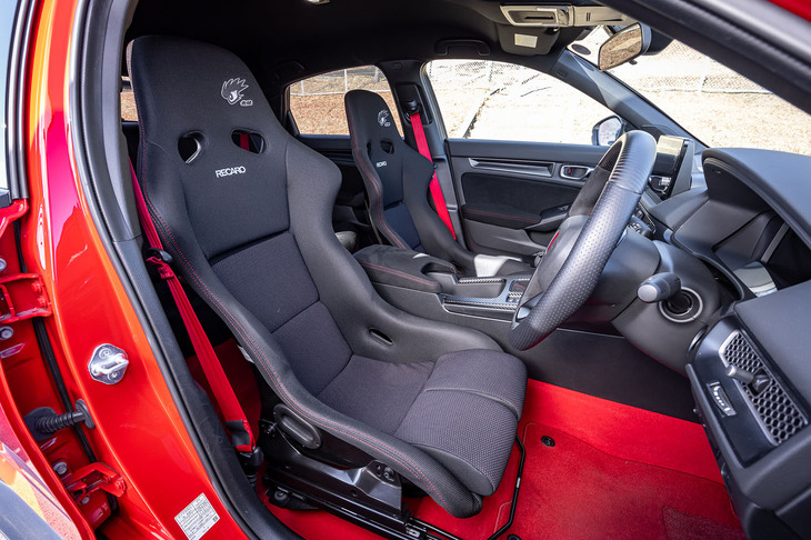 サーキット走行における激しい横Gにも十分耐えうる剛性と軽量化を高次元で両立したと紹介される「フルバケットシートMS-C」。運転席用、助手席用ともに価格は29万7000円（レール付き）。