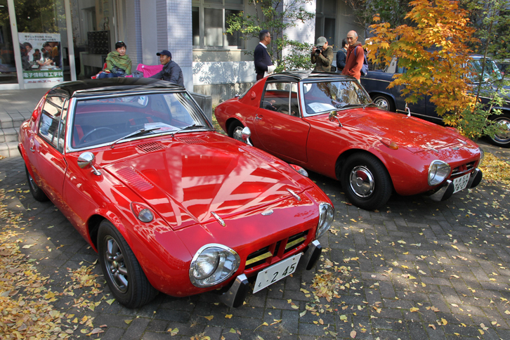 通称“ヨタハチ”こと「トヨタ・スポーツ800」。左が1965年にデビューした前期型、右は68年にマイナーチェンジを受けた後期型。