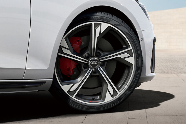 「A4」と 「A4アバント」の「Sライン コンペティション プラス」には、「19インチ5アームフラッグデザイングロスアンスラサイトブラックポリッシュトアルミホイール」が採用される。