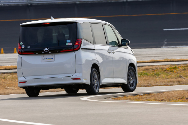 曲がりくねったコースで「プライマシー5」装着の「ノア」を走らせる今井さん。「このタイヤだとミニバンが楽しく運転できるようになりますよ」と、笑顔でその乗り味を確かめていた。