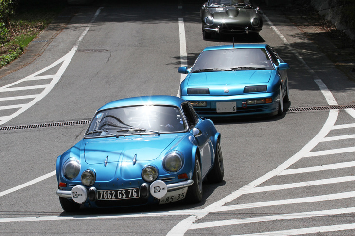 1975年「A110」、1990年「A610」という2台のアルピーヌに「ジャガーEタイプ ロードスター」が続く。