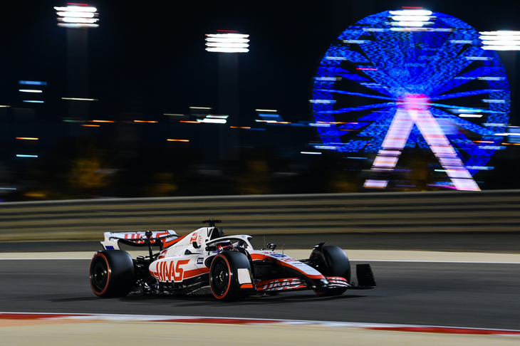 ロシアのウクライナ侵攻の影響をもろに受けたのが、アメリカに本拠を置くハースだ。ロシア企業ウラルカリとのスポンサー契約を解消し、その御曹司だったニキータ・マゼピンともたもとを分かつ決断を下さなければならず、急きょ、2020年まで4年間在籍したケビン・マグヌッセン（写真）を呼び戻すかたちとなった。コース外でドタバタが続いたが、昨季1年間をまるまる2022年型「VF-22」の開発に充てた同チームだけあってニューマシンは上々の出来。フェラーリの力強くなったパワーユニットのおかげもあり、開幕戦の予選ではマグヌッセンが7番グリッドから5位入賞、ミック・シューマッハーも12位から入賞圏目前の11位完走を果たし、幸先の良い結果を残した。（Photo=Haas）