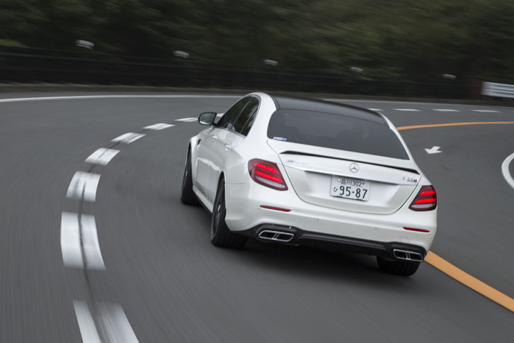 「メルセデスAMG E63 S 4MATIC＋」の駆動方式は4WD。前後のトルク配分は、状況に応じて50：50から0：100の範囲で変化する。