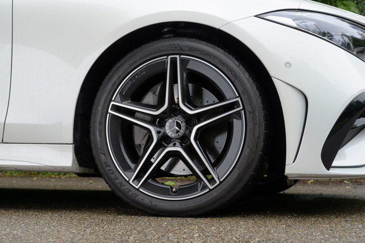 タイヤサイズは、前が245/40R19、後ろが275/35R19と、かなりの低偏平。試乗車にはダンロップのハイパフォーマンスタイヤが装着されていた。