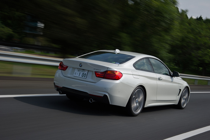 新エンジンの採用により、燃費も「435i」の12.7km/リッターから13.5km/リッターに改善された（ともにJC08モード）。