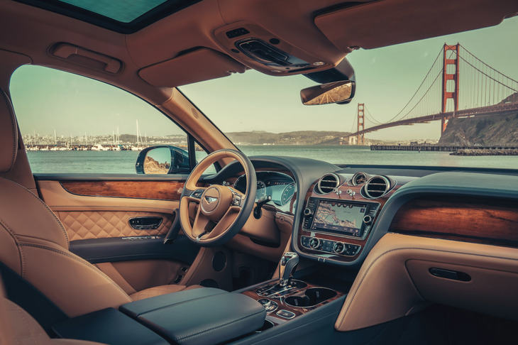 「ベンテイガ ハイブリッド」のインテリア。ハイブリッドモデルも他のベントレー車と同様に、英国クルーのファクトリーで手作業によって組み立てられる。1台を完成させるのに、約130時間を要するという。