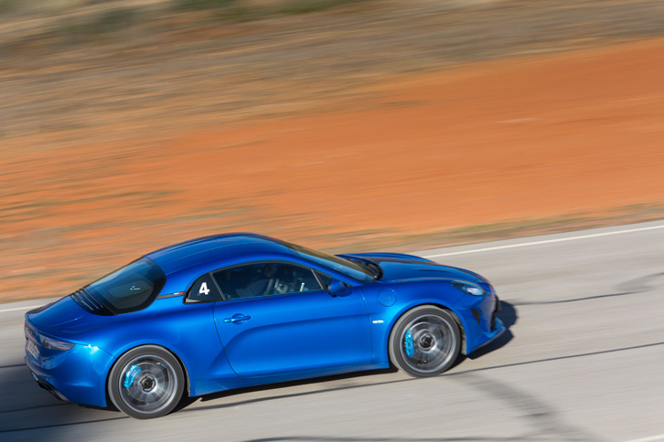 新型「A110」のエンジンの搭載レイアウトは、初代と同じRRではなくミドシップとなっている。