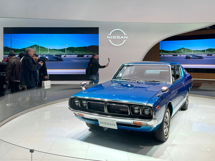 2023年12月1日、銀座「Nissan Crossing」で。1972年「日産スカイライン ハードトップGT」を取り囲んでいたのは、大半が外国人観光客だった。