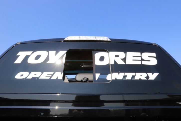 リアウィンドウは電動で中央部の開閉が可能。スイッチはフロントのオーバーヘッドコンソールに備わる。