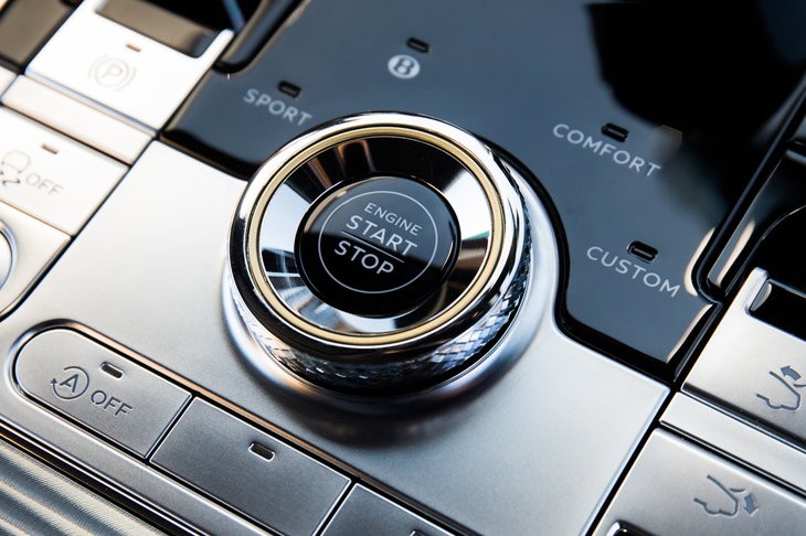 センターコンソール中央に配された始動ボタン。ブロンズのインサートを加えることで、質感の向上が図られている。