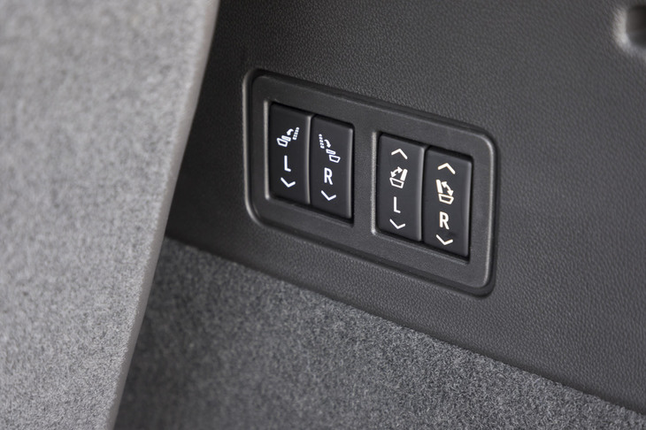 2列目シートと3列目シートにはパワーフォールディング機構が備わっており、荷室側壁のスイッチで格納が可能。3列目については展開も電動となっている。