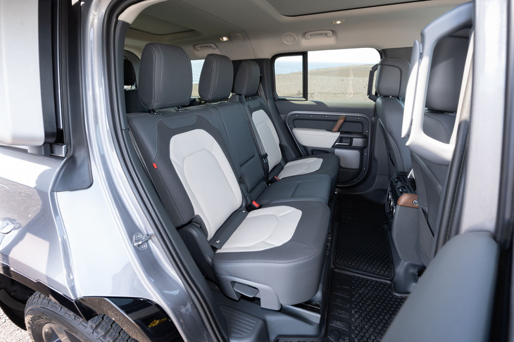 2列目シートは3人乗りのベンチ式で、キャプテンシートの設定はない。「130」の専用オプションとして、2列目シートでも左右個別に温度調整が可能な「4ゾーンクライメートコントロール」が用意されている。