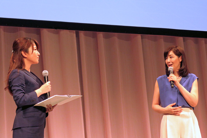 タレントの菊池桃子さん（写真向かって右）。