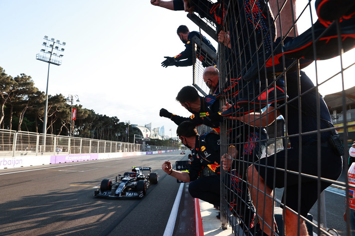 アルファタウリのピエール・ガスリーはアゼルバイジャンGPで自身3度目の表彰台となる3位を獲得。予選ではチームメイトの角田裕毅に引っ張ってもらい、0.002秒差でフェルスタッペンの後ろ、キャリアベストタイの4位。レースでは終盤にベッテルに先行を許すも、最後の2周のスプリントではシャルル・ルクレールとの激しいつばぜり合いを制してポディウムを守った。（Photo=Getty Images / Red Bull Content Pool）