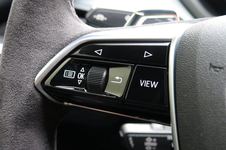 アウディe-tron GTクワトロ（ステアリングスイッチ）