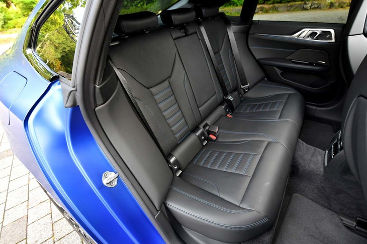 バッテリーを敷き詰めていながら、床面の高さは「4シリーズ グランクーペ」とほとんど変わらない。大人がきちんと座れる後席空間だ。