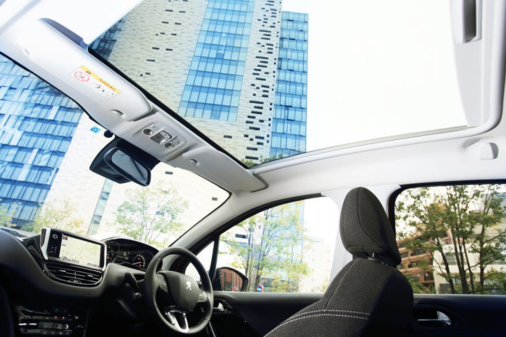 「シエロパッケージ」に装備されるパノラミックガラスルーフ。フチの部分にはブルーのイルミネーションが備わる。