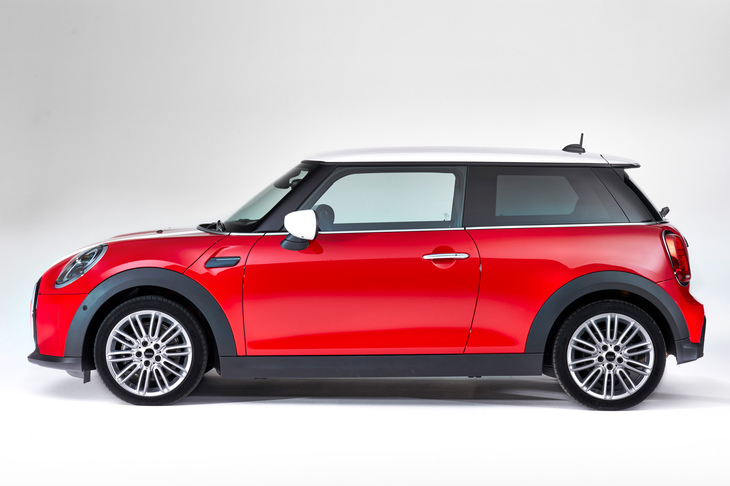 ルーフ、ガラスエリア、（そこから下の）ボディーの3層が、はっきりと分かれたサイドビュー。3ドア／5ドアはもちろん、「コンバーチブル」や「クラブマン」「クロスオーバー」でも変わらない「MINI」の特徴だ。