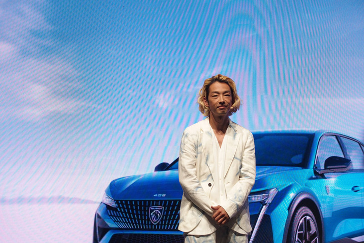 「プジョー408」のアンバサダーとして登壇した俳優・ダンサーの森山未來氏