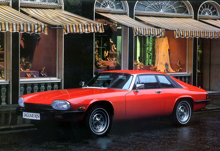 「ジャガーXJ-S」。車名のとおり初代「XJサルーン」がベースで、「XJ12」と共通の5.3リッターV12 SOHCエンジンを搭載。改良や車種追加を経て最終的に1996年までつくられた長寿モデルとなった。
