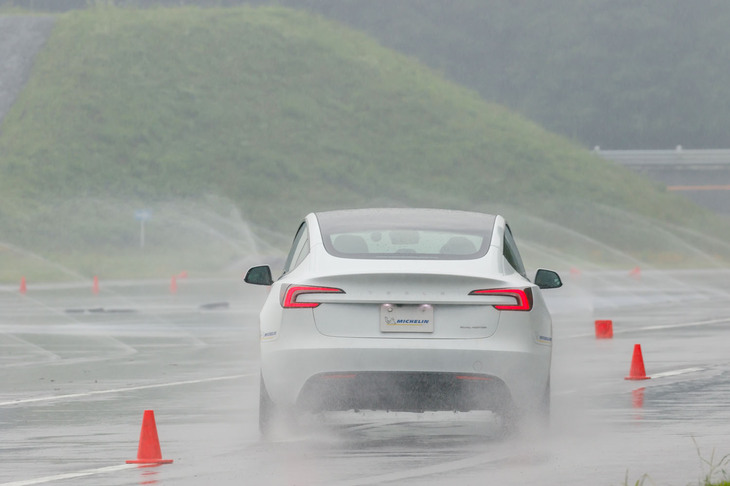 「パイロットスポーツ5」が装着された「テスラ・モデル3」の走行シーン。普段一般公道では行えないような高速スラロームやダブルレーンチェンジなどを、用意された車両で試すことができた。