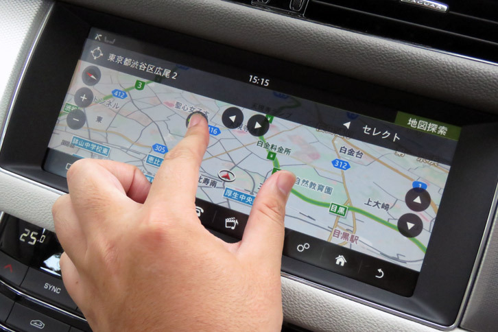 インフォテインメントシステムの「InControl Touch Pro」。フリックやスワイプといったタブレット端末でおなじみの操作にも対応しています。このタッチスクリーンに慣れてしまうと、昔のインターフェイスには戻れませんね。
