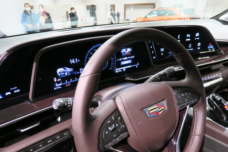 キャデラック・エスカレード スポーツ（湾曲型OLEDディスプレイ）