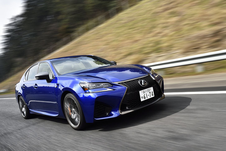 高速道路を行く。速度を上げるにつれて乗り心地が改善され、ボディーのフラット感が目立つようになってくる。