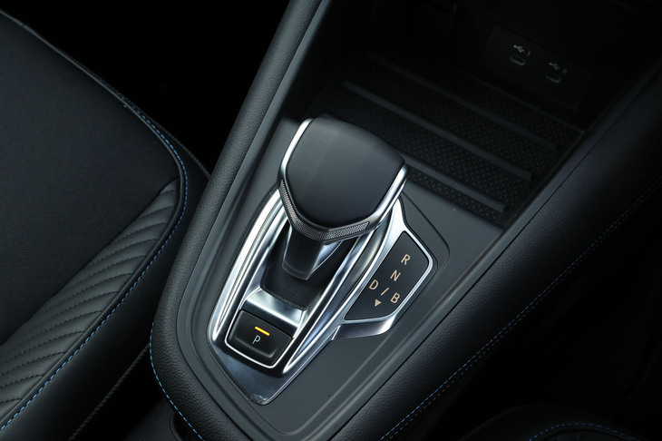 オーソドックスなレバー式のシフトセレクターを採用。街なかで軽くアクセルペダルを踏む状態では、発進から50km/hあたりまではEV走行となる。