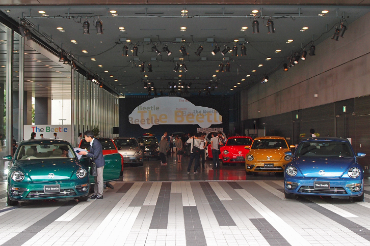 マイナーチェンジされた「フォルクスワーゲン・ザ・ビートル」の発表会は、東京・秋葉原で開催された。会場には8色のザ・ビートルが並べられた。