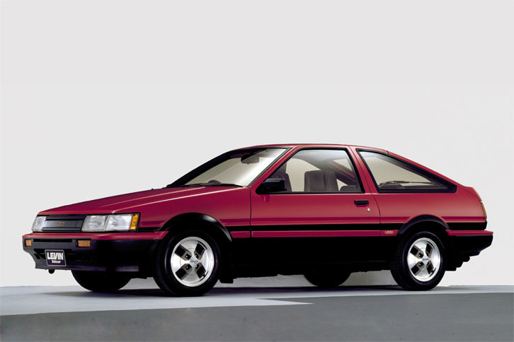 「AE86」こと4代目「カローラレビン／スプリンタートレノ」の販売期間は1983年から1987年まで。1971年生まれの谷口が免許を取得したとき、すでに新車で手に入れることはできなかった。（写真＝トヨタ自動車）