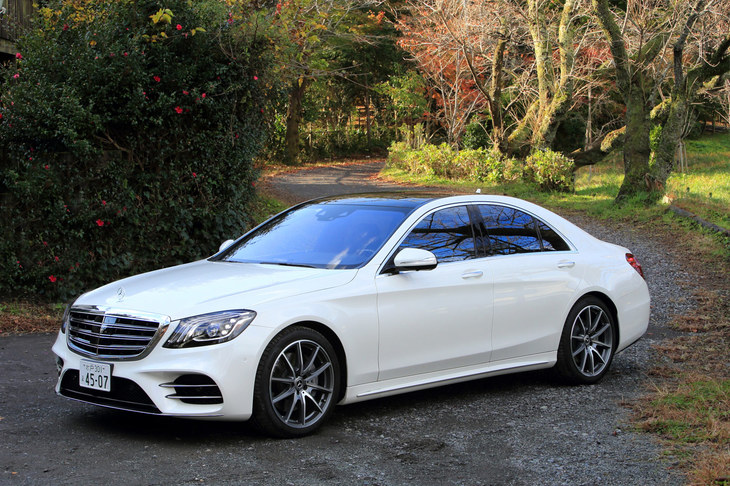 「AMGラインプラス」によりドレスアップされた試乗車のエクステリア。前後のスポイラーやサイドスカート、20インチホイールなどが特徴となっている。