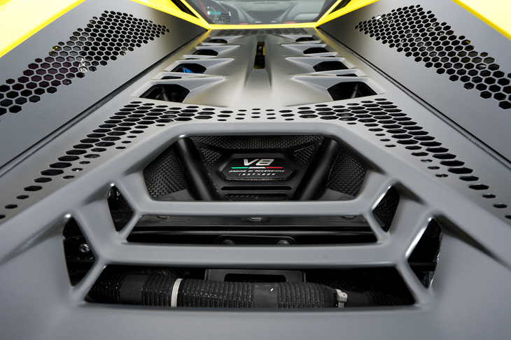 4リッターV8ツインターボエンジンは単体で最高出力800PSを発生。レブリミットは1万rpmに設定されている。