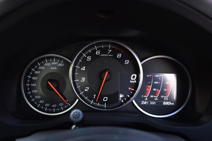 「BRZ S」に採用された新デザインの3連式メーターパネル。